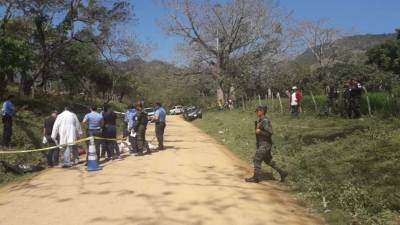 Las autoridades realizando el reconocimiento respectivo.