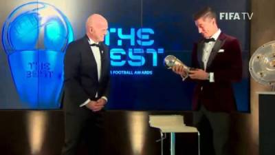 Robert Lewandowski al momento de recibir el premio The Best 2020 de manos de Gianni Infantino, presidente de la FIFA.