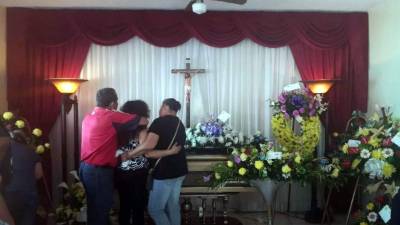 Familiares y amigos acompañan los restos del exjugador salvadoreño en Santa Ana. Foto ElSalvador.com