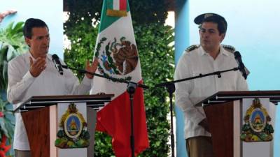 El presidente de México, Enrique Peña Nieto junto a su homólogo de Honduras, Juan Orlando Hernández en Comayagua.