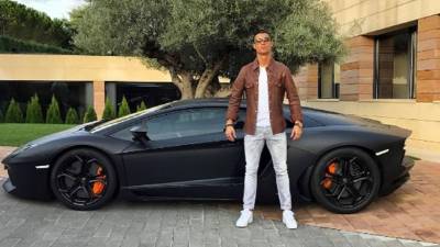 Cristiano Ronaldo publicó en Instagram una foto con un Lamborghini, un carro valorado en 350.000 euros, y con una pose que no pasó desapercibida en las redes sociales. No te pierdas los mejores memes.