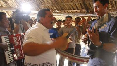 Feligreses en un culto en el campamento fundado por rancisco Javier Sánchez, más conocido como “el ungido”.