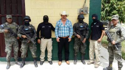 El alcalde fue apresado en San Fernando, Ocotepeque, en su vivienda, donde le encontraron una camioneta y dos armas de fuego.