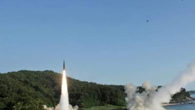 Según autoridades afganas dos misiles fueron lanzados desde un sitio no identificado, de los cuales uno impactó en una zona de viviendas y el otro en un depósito de almacenamiento.