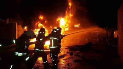 El momento cuando los miembros del Cuerpo de Bomberos de Potrerillos y Villanueva en el departamento de Cortés, trataban de apagar el fuego en la gasolinera.