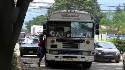 El lente de LA PRENSA captó a este transportista cuando subía a una pasajera en la 1 calle, en una parada ilegal.