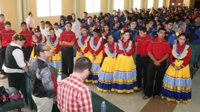 Unos 800 estudiantes congregados en la UTH.