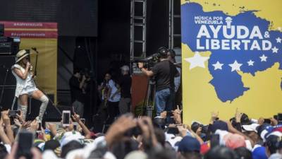 El concierto por la ayuda humanitaria para Venezuela comenzó este viernes, un día antes del anunciado ingreso al país petrolero, sumido en su peor crisis en la historia moderna, y fue amenizado por famosos de talla grande.