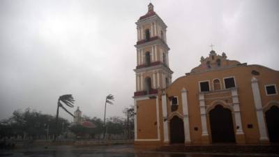 Los cubanos están sufriendo los embates del huracán Irma que con gran intesidad.