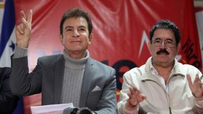 El excandidato Salvador Nasralla junto a Mel Zelaya en una conferencia de prensa.
