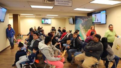 Inmigrantes catrachos buscan asesoría legal en la oficina que con este propósito abrió el consulado hondureño en Washington.