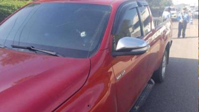 El carro presenta varios orificios de bala.