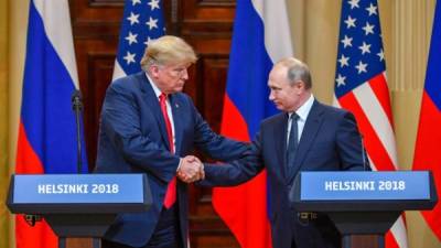 Donald Trump y Vladimir Putin apretan sus manos durante la cumbre de Helsinki.