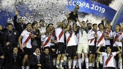 Los jugadores y cuerpo técnico de River Plate celebrando con el trofeo de campeones de la Recopa Sudamericana. Foto AFP