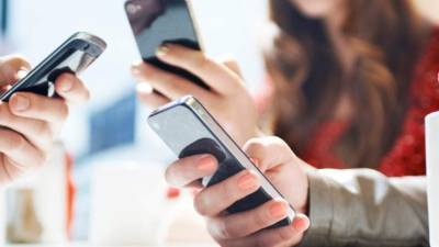 En los adolescentes y niños regule el uso de los aparats tecnológicos.