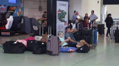 Cientos de pasajeros en el aeropuerto de Toncontín se han visto afectados por las tomas de los transportistas.