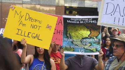 Jóvenes beneficiados con el Daca se manifestaron el viernes en Los ángeles para que el Gobierno respete el plan.