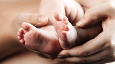 El bebé, que se recupera en un hospital, será dada en adopción. Foto referencial.