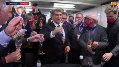 Joan Laporta celebrando su triunfo a la presidencia del FC Barcelona.