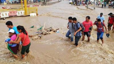 Los barrios del este de la capital peruana son los más afectados por las corrientes de agua y lodo. Foto: AFP/Agencia de Noticias Andina.