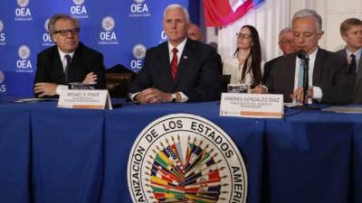 El presidente del consejo permanente del organismo regional, el colombiano Andrés González Díaz, acompañado de Luis Almagro y el vicepresidente Michael Pence.