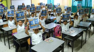 Los alumnos de las diferentes escuelas del país están encantados con las historias de los fascículos de Aventuras en Honduras. Foto: Jordan Perdomo.