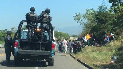 Un grupo de migrantes decidió no esperar a realizar el proceso migratorio que les acreditaría estancia legal en México durante un año.