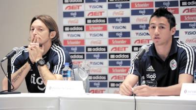 Paraguay's national football team players Edgar Barreto (L) and Ivan Piris give a press conference in Mendoza, Argentina on July 21, 2011. Paraguay defeated Venezuela and the team will play the Copa America final match against Uruguay on July 24 in Buenos Aires. AFP PHOTO/Pablo PORCIUNCULA