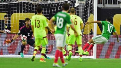Momento en el que 'Tecatito' Corona cruza al portero Dani Hernández para darle el empate a México. Foto AFP