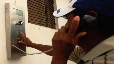 Una persona llama desde un teléfono público.