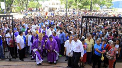 Los obispos encabezaron la procesión. Fotos: Jorge Gonzales