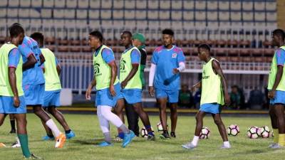 Plantilla del Police en el reconocimiento del césped del estadio Nacional.