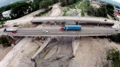 Uno de los puentes gemelos sobre el río Bermejo está en construcción y finalizará pronto. Fotos: Franklyn Muñoz
