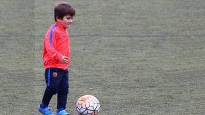 Thiago en sus primeros contactos con la pelota.