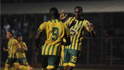 Jugadores del Parrillas One celebrando uno de los goles del partido. Foto Neptalí Romero