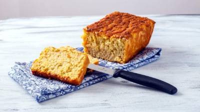 Este postre de elote es para seis porciones.