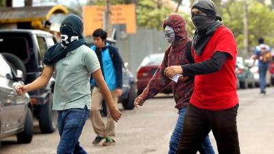 Los encapuchados se movilizan por los predios de la Ciudad Universitaria.