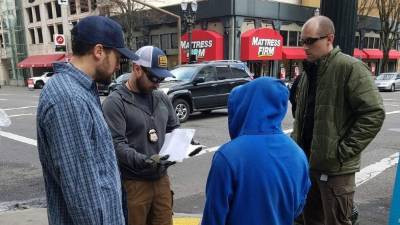 Agentes de ICE revisan los documentos de un inmigrante en EUA.