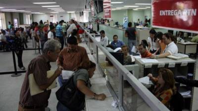 Hondureños pagando ipuestos en la desaparecida DEI.