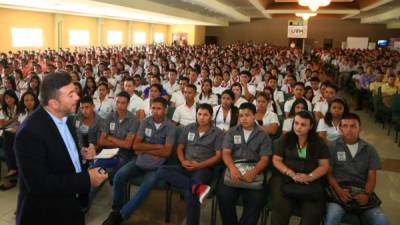 Otto Porta, conferencista y experto en marca personal, mientras dialogaba ayer con centenares de estudiantes de San Pedro Sula. Foto: Amílcar Izaguirre