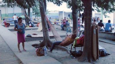 Algunos han instalado hamacas para lograr conciliar un poco el sueño durante las frías noches.