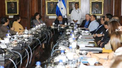 En Consejo de Ministros extraordinario, presidido por la designada presidencial y ministra de la Presidencia, María Antonieta Guillén, se aprobaron este lunes varios decretos ejecutivos de fideicomisos.