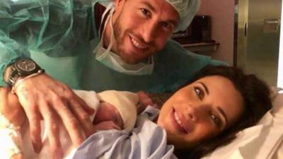 Sergio Ramos junto a Pilar Rubio y su hijo que nació este domingo.
