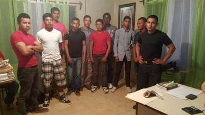 Los 10 militares hondureños cuando fueron detenidos en 2015.