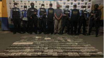 Durante la inspección realizada por la Policia Nacional a un vehículo se encontraron más de 200 paquetes de supuesto clorhidrato de cocaína en Puerto Cortés.