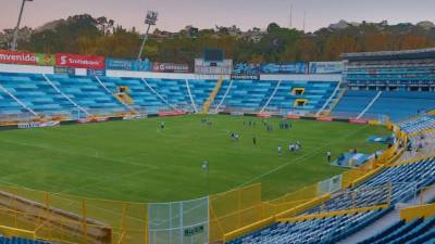 según la Fifa, en el Cuscatlán caben unos 34 mil aficionados pero hay quienes dicen que la capacidad máxima es de 44 mil espectadores.