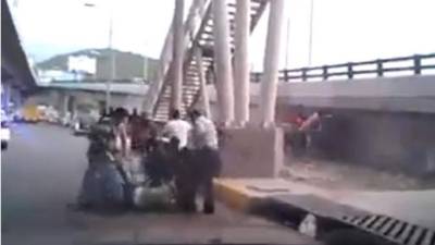 En la gráfica se observa a los presuntos ladrones tirados en el piso y a los pasajeros dándoles patadas. Foto YouTube.