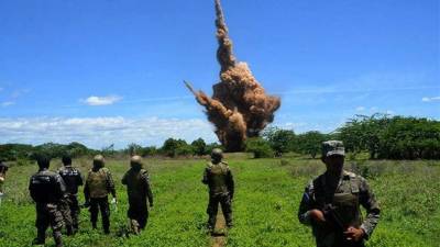 Pista clandestina en Honduras siendo destruida. Foto de archivo.