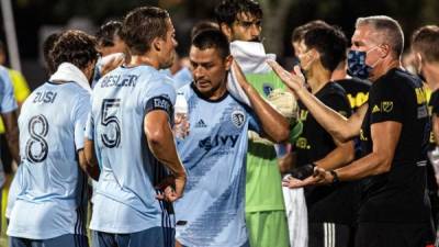 Roger Espinoza tomando agua en una de las pausas de hidratación del partido entre Sporting Kansas City y Colorado Rapids.