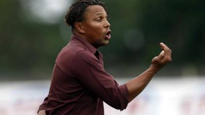 Carlos Pavón en su debut como técnico del Marathón. Foto Delmer Martínez